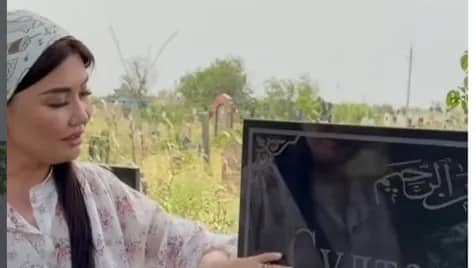 «Білгенін істеді»: Бейіт басында ән салған Марат Омаровтың қызы жұрттан оңбай сөз естіді (ВИДЕО)