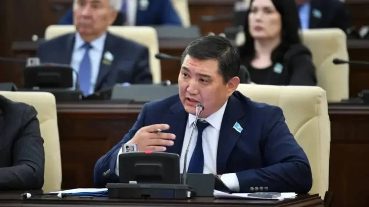 «900 мың теңгеден аса аламын»: Депутат Базарбек жалақысының өмір сүруге жетпейтінін айтты