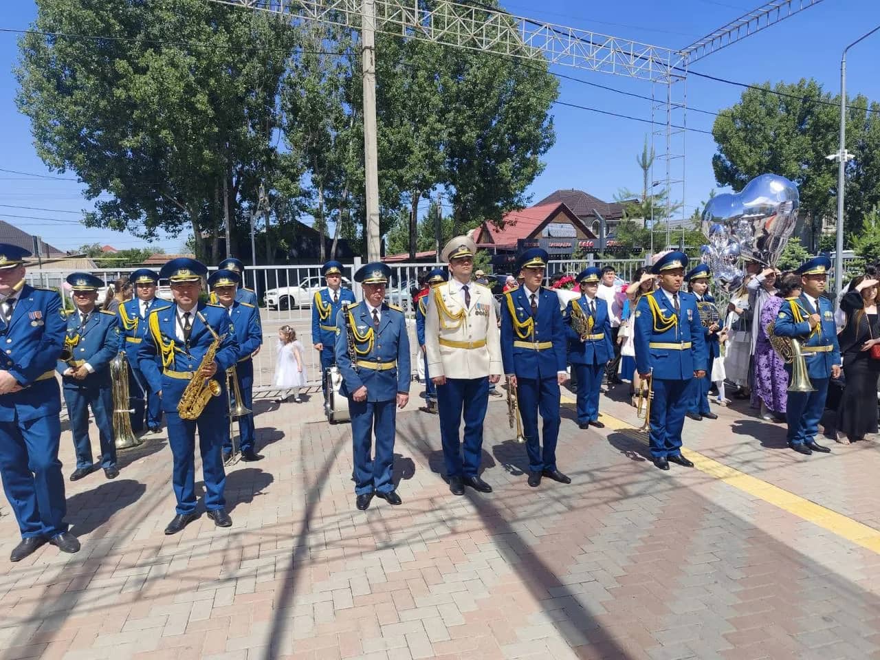 Әскери оркестр әуенімен өткен соңғы қоңырау: Алматыдағы №210 мектеп-лицейде ерекше шара өтті