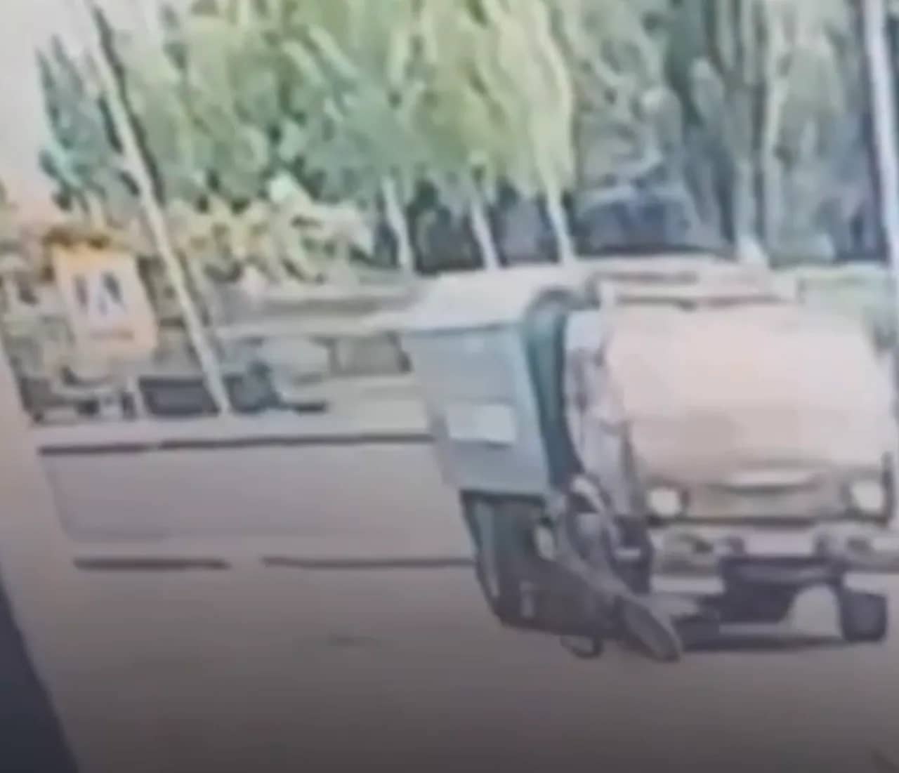 Астанада велосипед мінген жасөспірім жүк көлігінің астына түсті