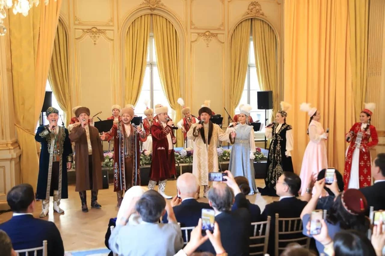 Казахская культура в Париже: артисты из Кызылординской области дали концерт