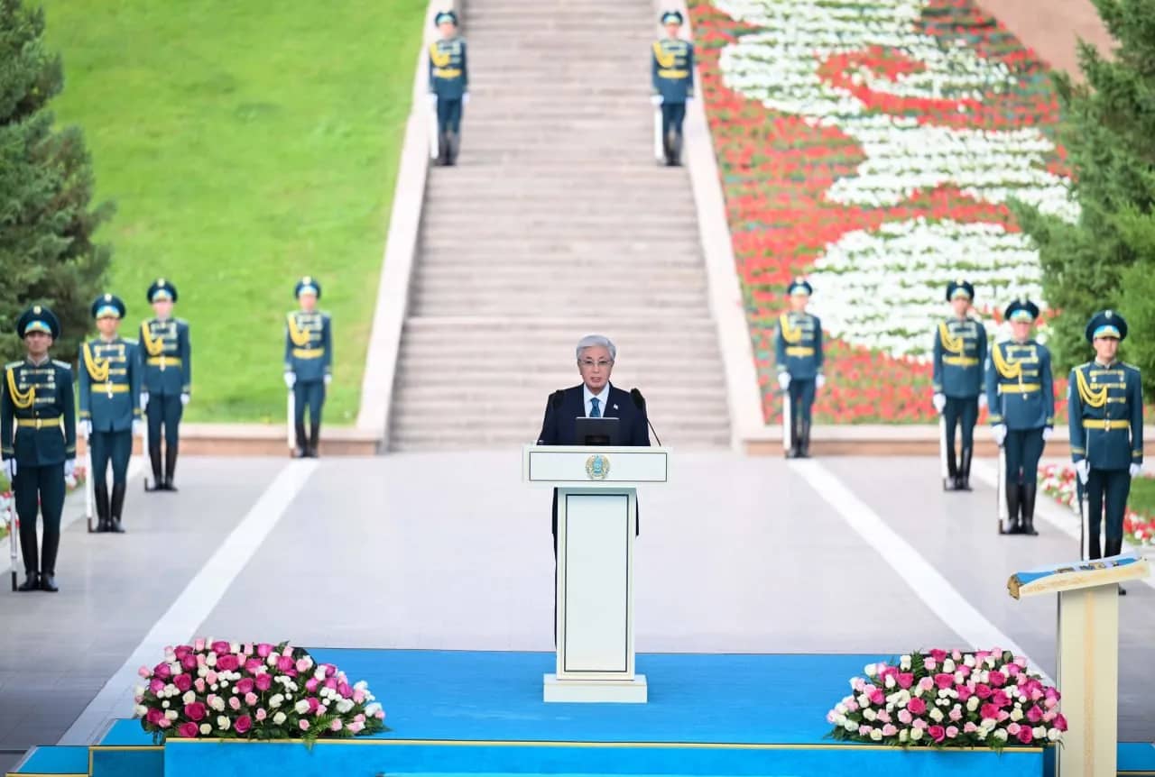 Президент Мемлекеттік ту көтеру рәсіміне қатысты