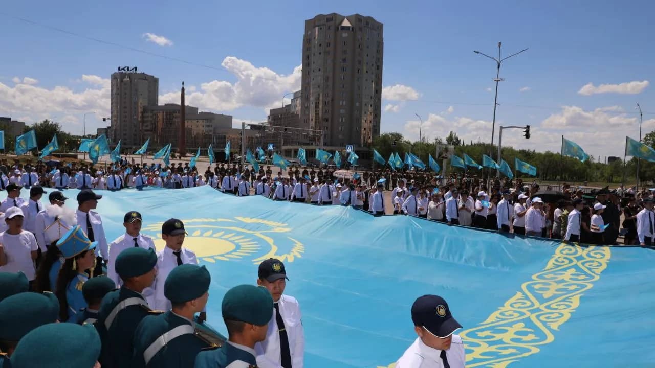 Более четырёх тысяч человек собрались на площади Государственных символов в Караганде