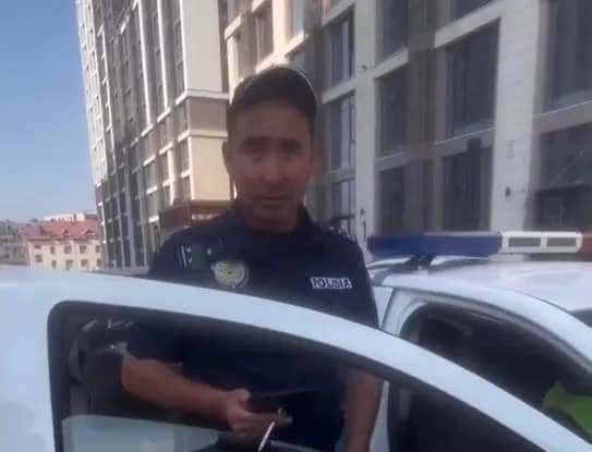 Шымкент полицейі боқтап, темекі шеккен: видео желіге тарады