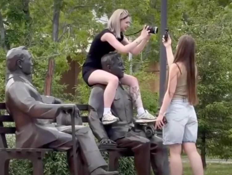 «Топастық пен надандық»: Астанада қыздар үш арыстың ескерткішін қорлаған