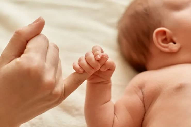 В Астане 19-летняя мать продала младенца через посредников