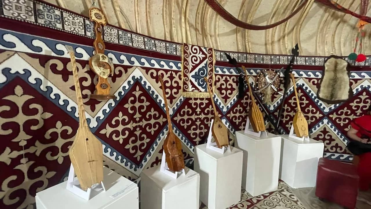 Қарағандыда Ұлттық домбыра күніне орай бірегей музыкалық аспаптар көрмесі ұйымдастырылды