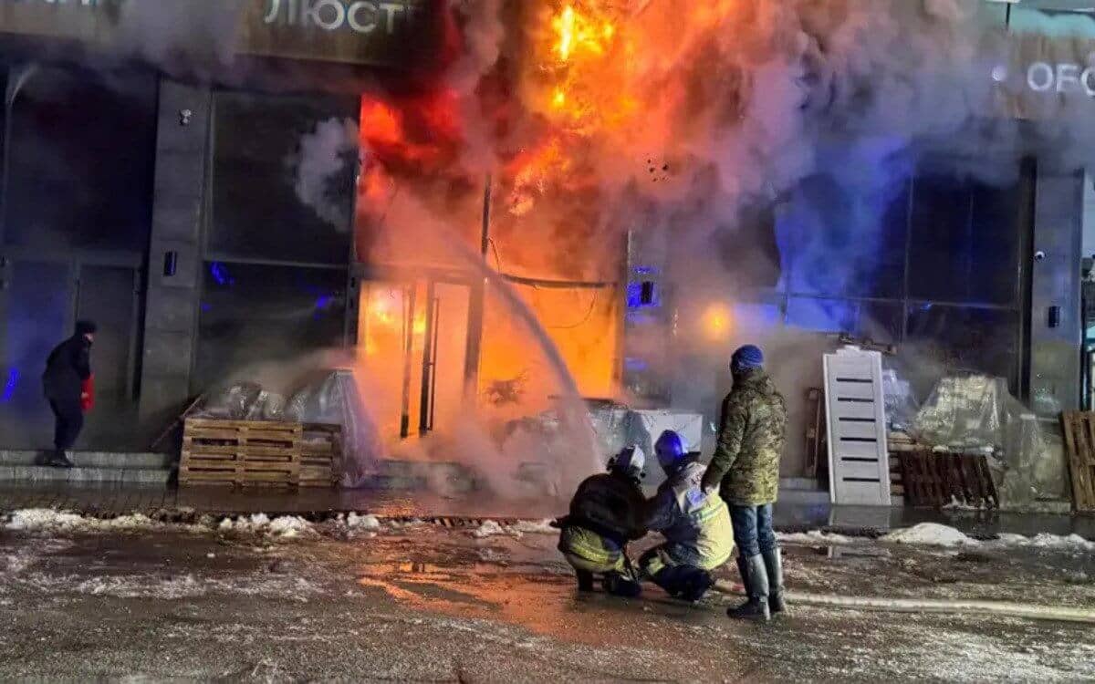 Шымкентте бір көшенің бойында орналасқан құрылыс дүкендері өртенді