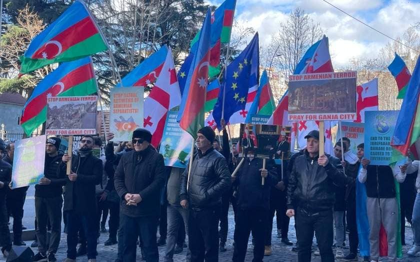 Әзербайжандықтар ЕО-ның Грузиядағы кеңсесі алдында наразылық акциясын өткізді