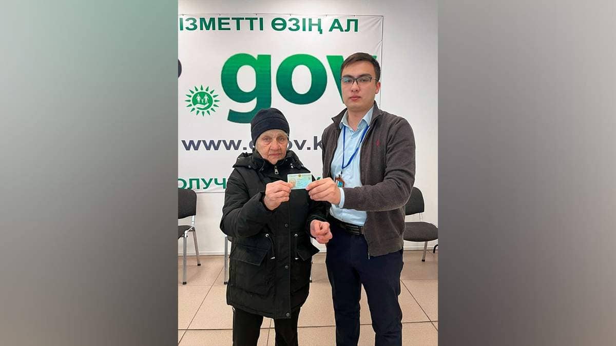 Павлодарда 71 жастағы зейнеткер алғаш рет жеке куәлікке ие болды
