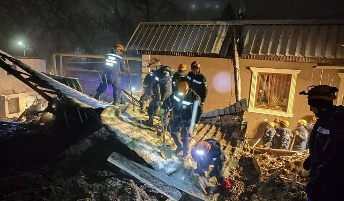 Алматыда тау бөктері жылжып, бір отбасы түгелдей үйінді астында қалды