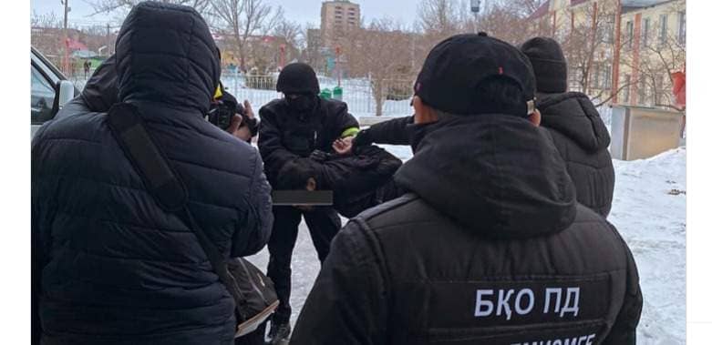 Оралда шетел азаматынан тұрақты түрде ақша бопсалап келген адам ұсталды