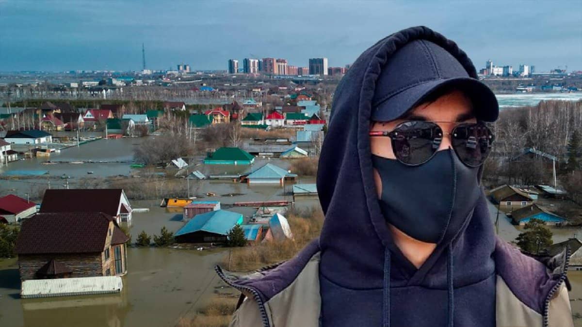 Бетперде киген белгісіз жігіт тасқыннан зардап шеккендерге 450 млн теңге аударды
