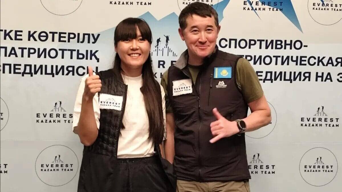 Эверестке шыққан альпинистер Мақсұт Жұмаев пен Анар Бурашева елге оралды