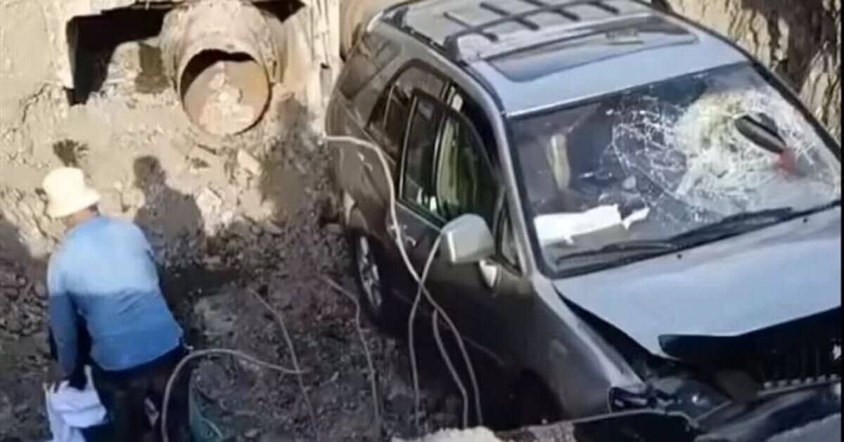 Таразда шұңқырға құлаған көлікте тұтас бір отбасы зардап шекті (ВИДЕО)