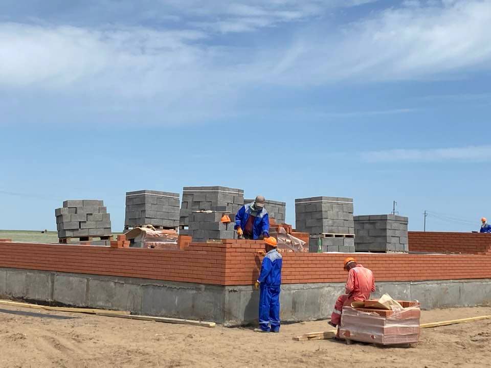 БҚО әкімі тасқыннан кейін салынып жатқан үйлердің құрылысымен танысты