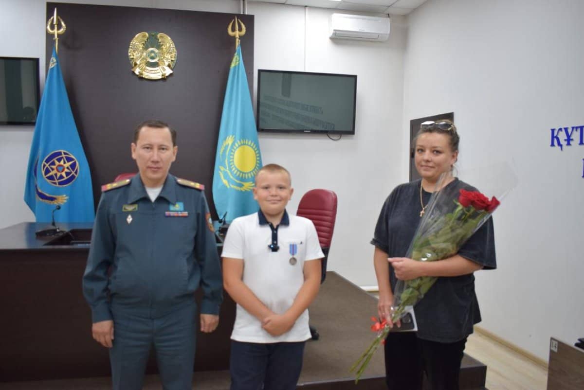 Өрт шыққан үйдің жарығын өшіріп, інісін сыртқа алып шыққан – Көкшетауда он жастағы бала марапатталды
