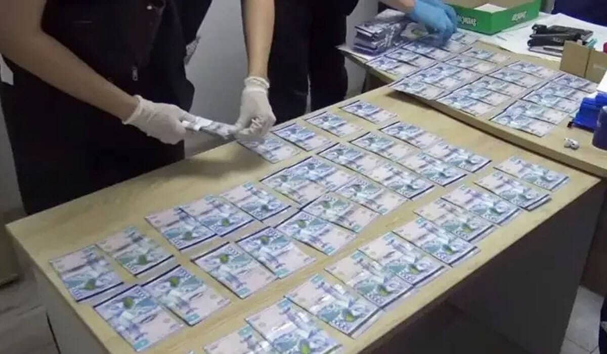 Қостанайда 9 миллион теңге пара алып жатқан шенеунік ұсталды