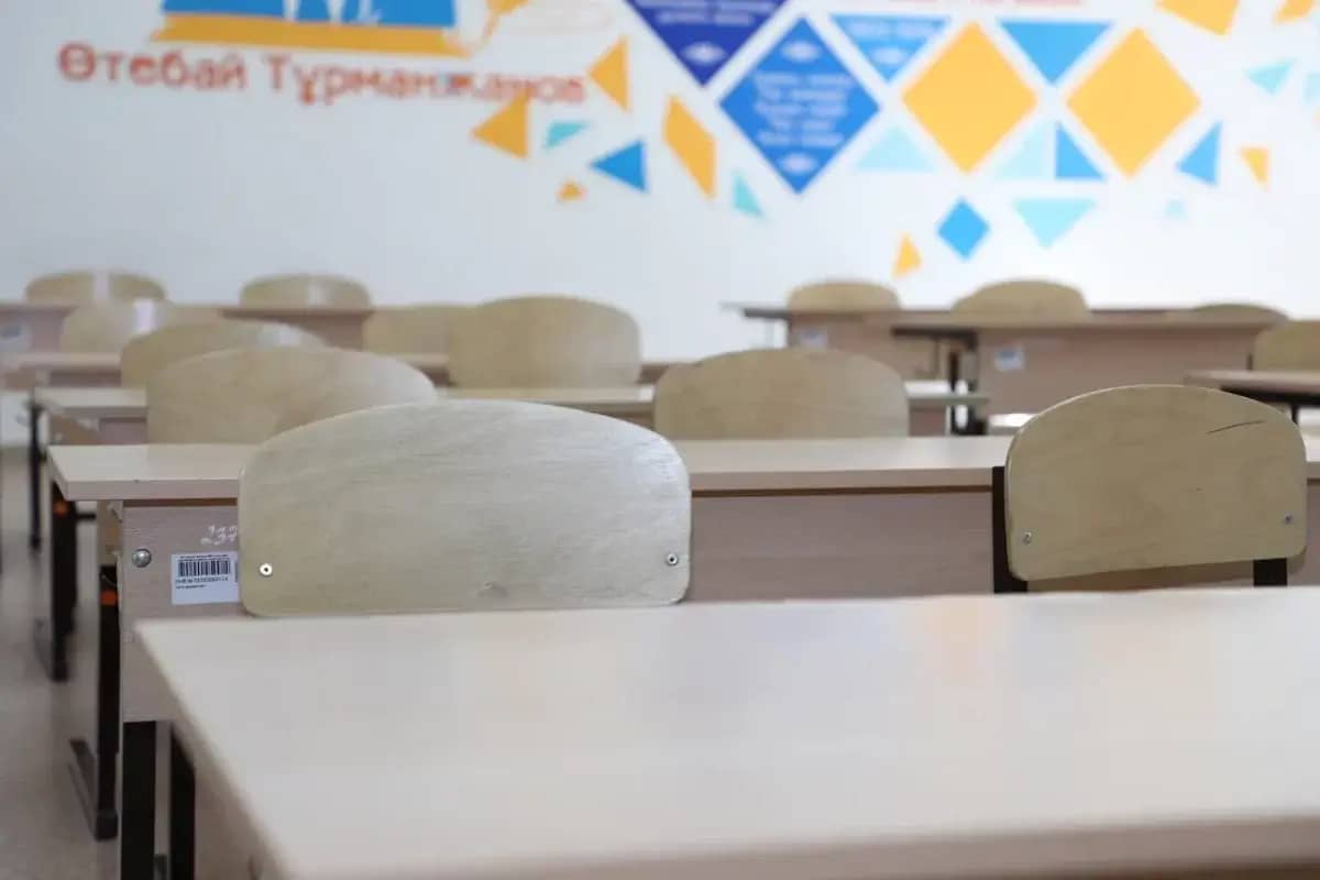 Мектеп директоры қарамағындағыларды өзіне салынған айыппұлды төлеуге мәжбүрлеген