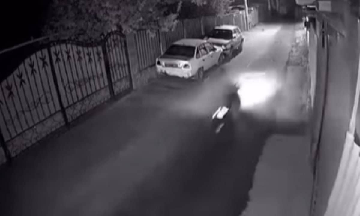 Үйдің қақпасына соғылған: Алматыда мопед мінген жігіт көз жұмды