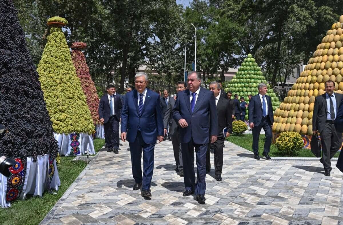 Тоқаев Тәжікстанда ұлттық тағамдар көрмесін аралады (ФОТО)
