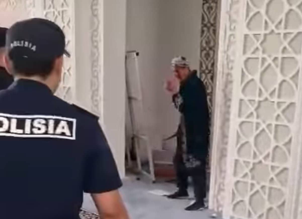 Астана мешітінде намазхан өзін пышақтап тастады (ВИДЕО)