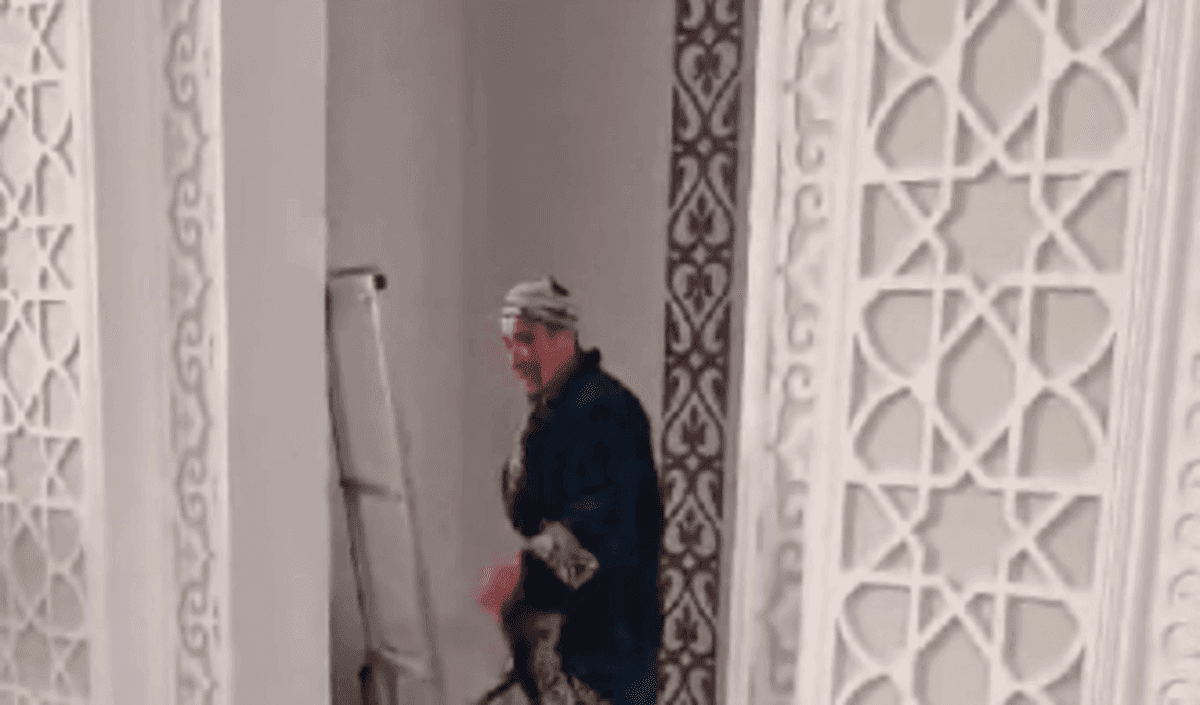 Мешітте пышақпен полицейлерге қарсыласқан жігіт кім?