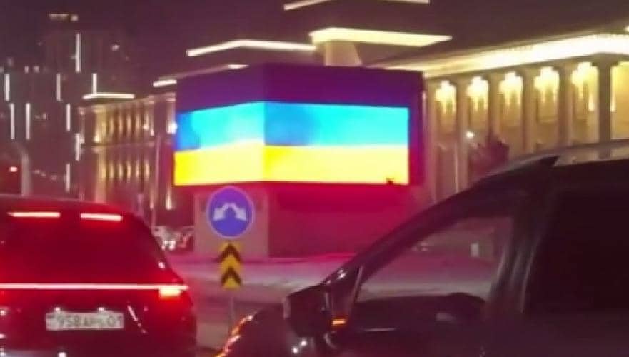Хакерлердің шабуылы: Путин келген күні Астанадағы LED-экранда Украина туы пайда болды