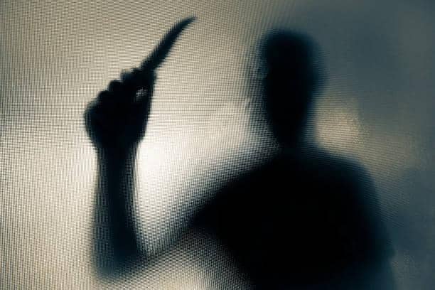 Талғарда көшеде пышақпен жүгірген ер адам видеоға түсіп қалды