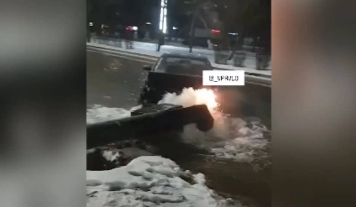 Павлодарда су құбыры жарылып, көшені су басқаннан кейін әкімнің кетуін талап етті