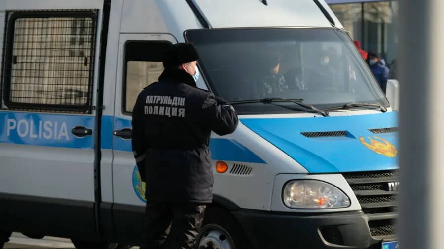 Сақшыларды сан соқтырды: Алматыда полицейлер айырылып қалған күдіктіге іздеу жарияланды