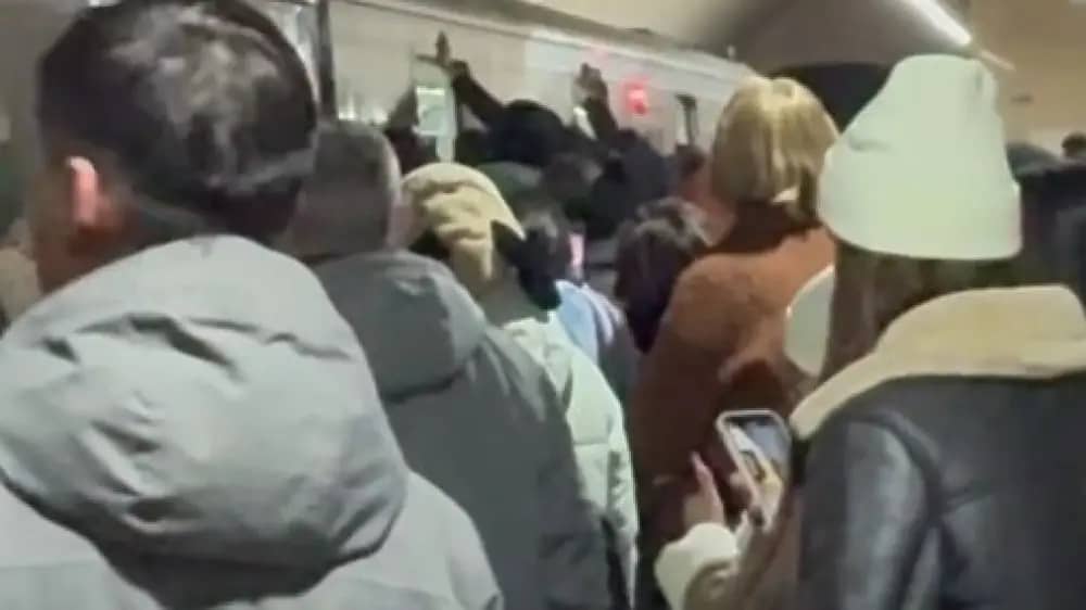 Платформадан рельске құлап кеткен: Алматы метросында қайғылы оқиға болды (видео)