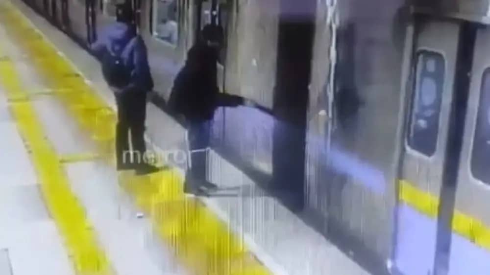 Алматы метросында ТЖ: жас жігіттің рельске құлаған сәтінен видео тарады