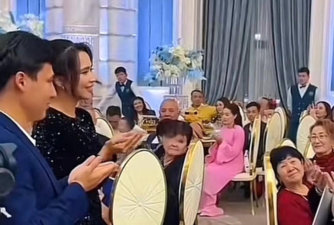 «Не десе де, ләббай»: Тойда күйеуін тыңдаған танымал журналист ұтысқа қарық болды (ВИДЕО)
