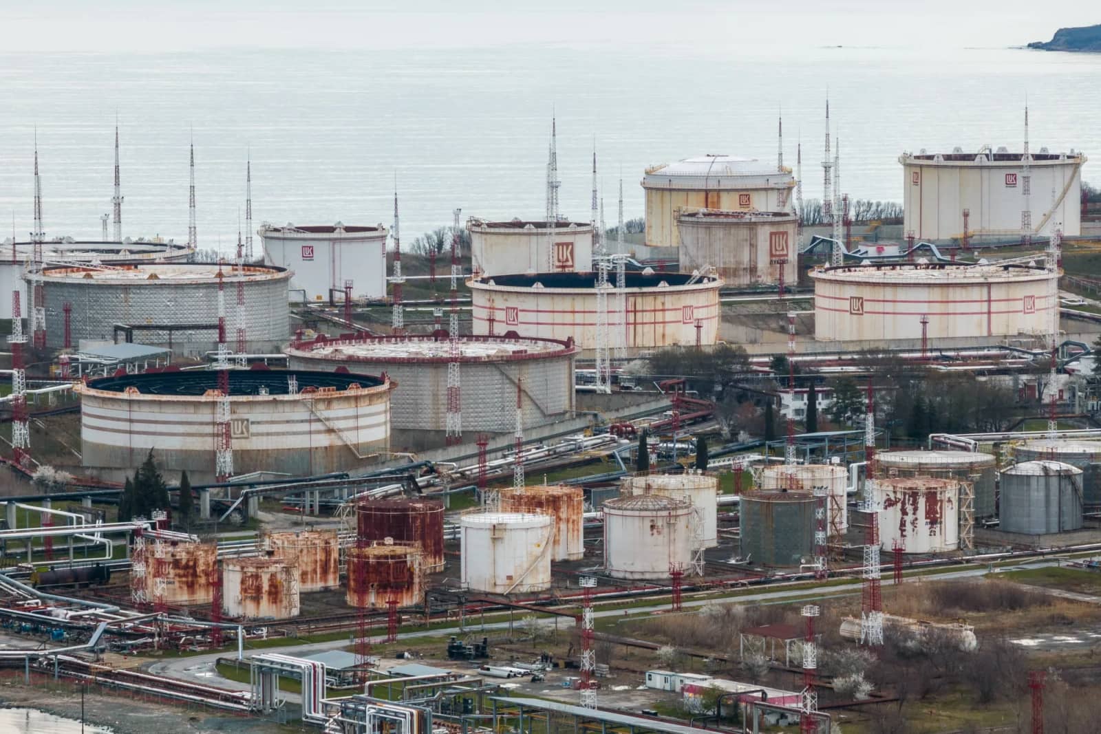 ҚазМұнайГаз Болгариядағы ресейлік Лукойл мұнай өңдеу зауытын сатып алуға ниетті