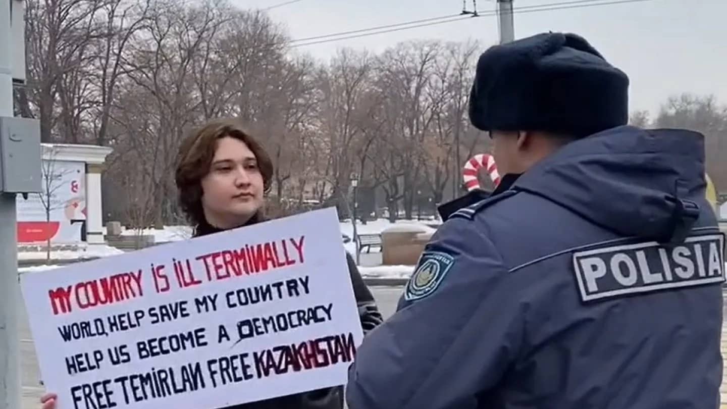 Алматыда Темірлан Енсебекке қолдау көрсету мақсатында жеке пикет жасаған журналист ұсталды