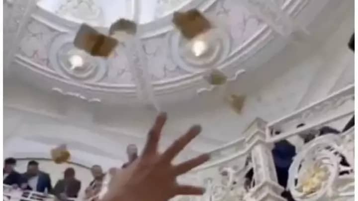 «Дарақылық»: тойда ақшаны жаңбырша жаудырғандар жұрттың ашуына тиді (ВИДЕО)