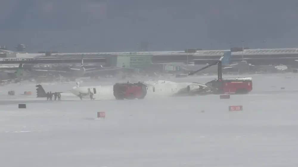Торонто әуежайындағы ұшақ апаты: Delta Air Lines ұшағы қонар сәтте төңкеріліп кеткен