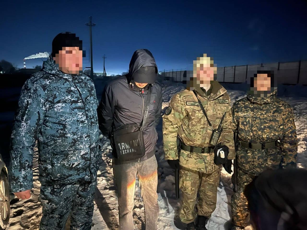 Түрмеге телефон өткізгісі келген адам ұсталды