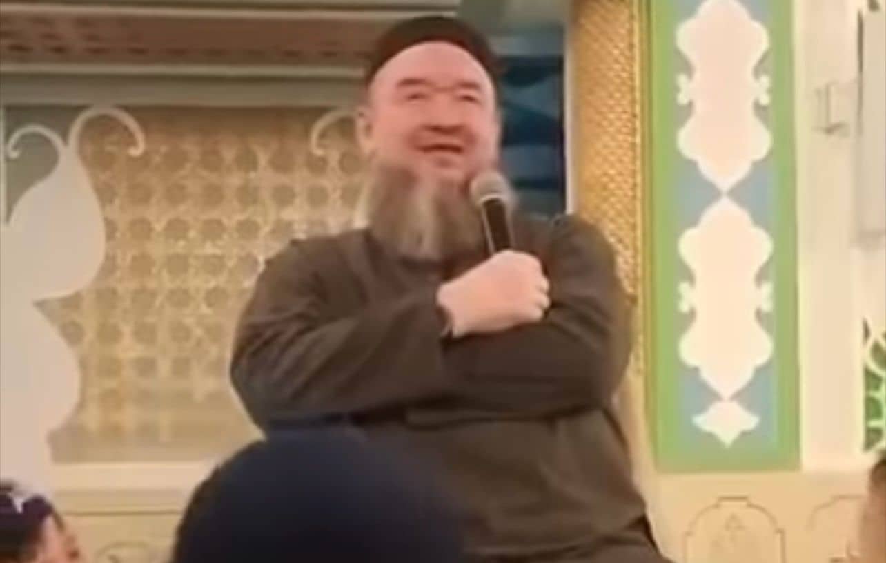 Шәкірттеріне аяғын уқалатқан ұстаз жұрттың ашуын тудырды (ВИДЕО)