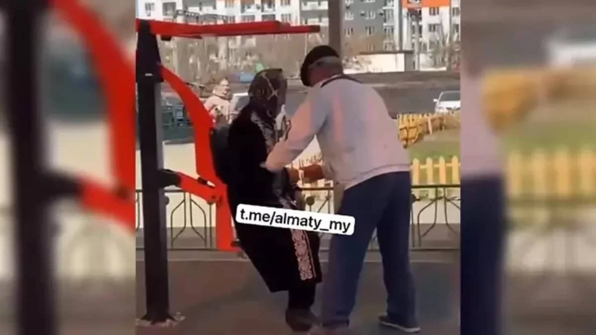 Алматыда ер адам әйелін көшеде мәжбүрлі түрде жаттықтырған сәті видеоға түсіп қалды