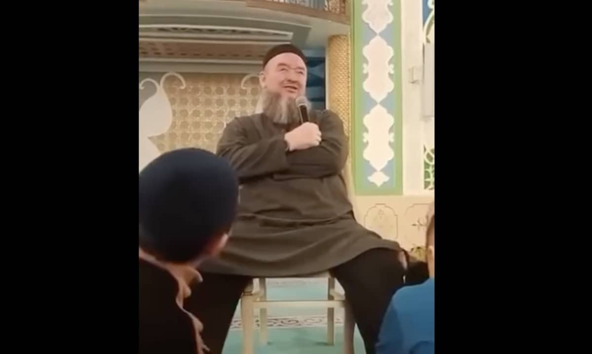 «Бұдан басқа да азғындық көп» - қоғам белсендісі балаларға аяғын уқалатқан молданы сотқа беруге шақырды
