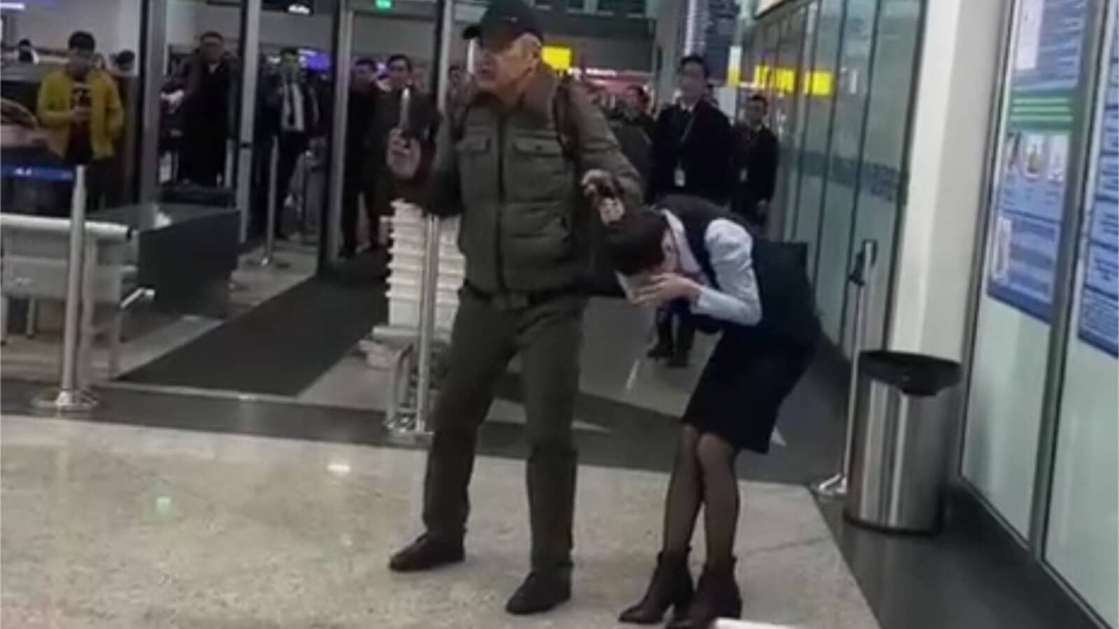 Алматы әуежайында кепілге алынған әйел: Адвокат ер адамды тек бұзақылық үшін соттауды сұрайды