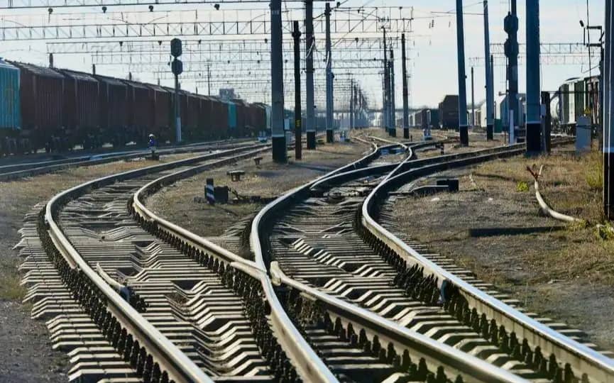 Семейдегі қайғылы оқиға: Жүк пойызы жолдан өтпек болған әйелді басып кетті