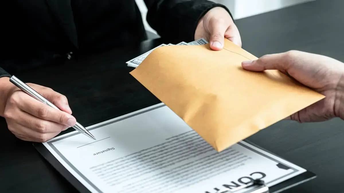 Үнемі жасырын ақша алып отырған - Астанадағы білім басқармасының шенеунігі ұсталды