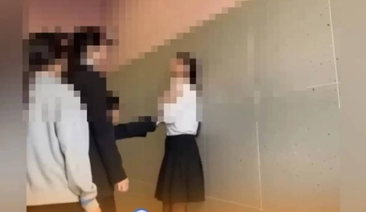 Өкпесінен қысып талдырған - оқушы қыздардың әжетханада түсірген видеосы тарады