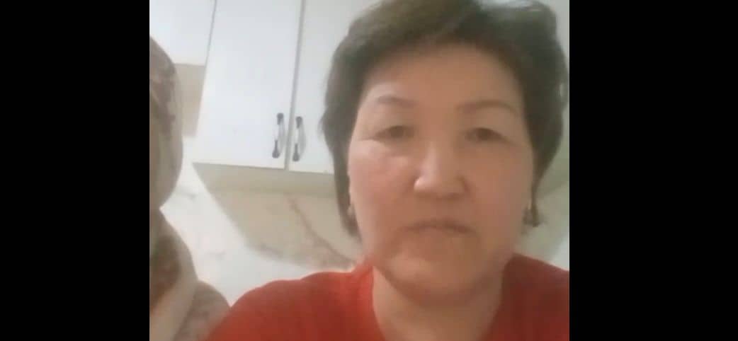 «Әкім де, әкімдігі де суайт, өмірден шаршадым»: Ескелді ауданында көпбалалы ана мүгедек шешесімен бірге қаңғып жүр (ВИДЕО)