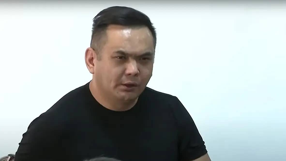 Судья сотқа кіріп кеткен блогерді залдан қуып шықты
