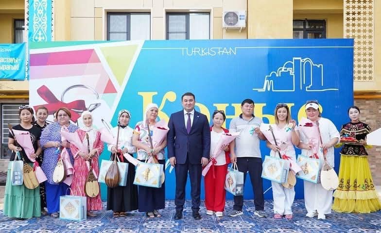 Түркістанда 100-ге жуық отбасыға баспана кілті мен домбыра тарту етілді