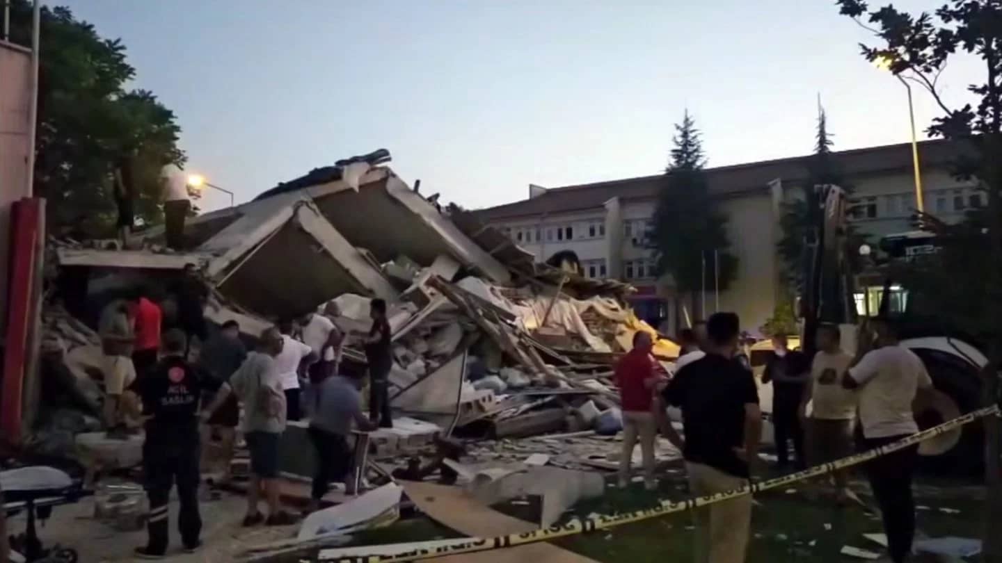 Қаза тапқандар бар: Түркияда жойқын жер сілкінісі болды (ВИДЕО)